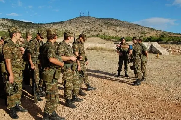 Συντονισμός κατά τη διάρκεια άσκησης πεδίου στη στρατιωτική θητεία