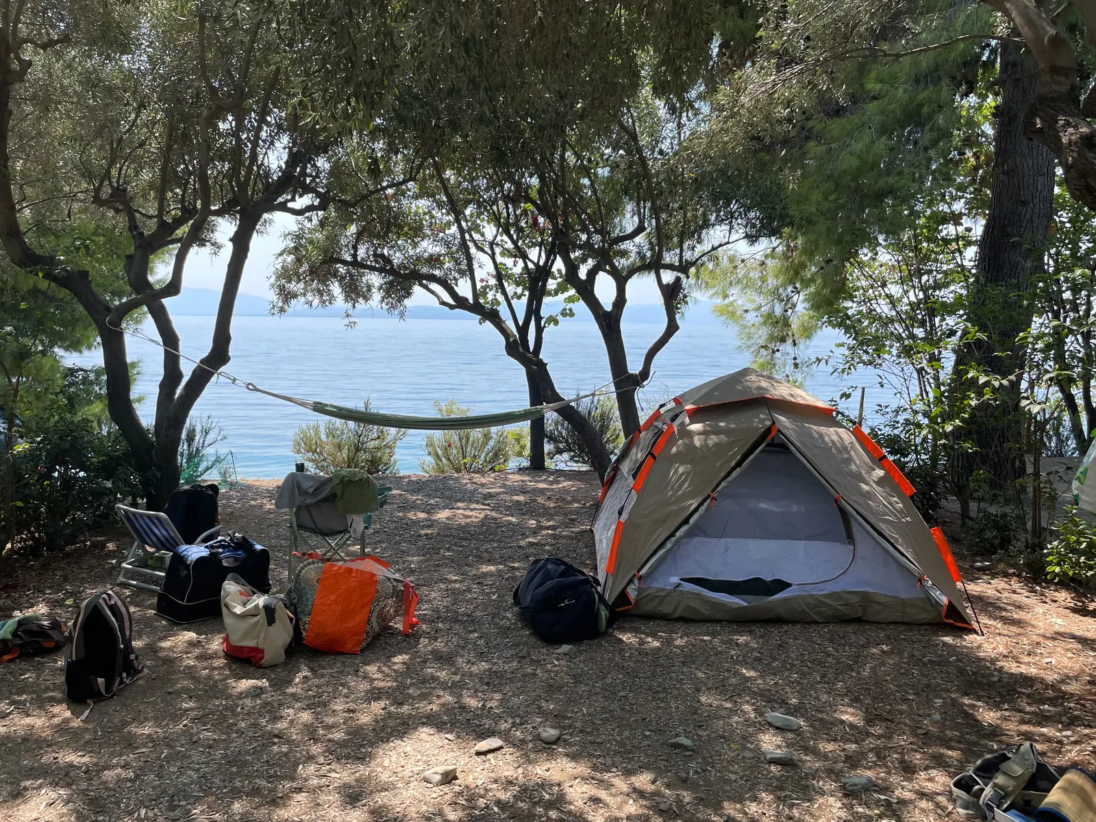 Σκηνή camping δίπλα στη θάλασσα